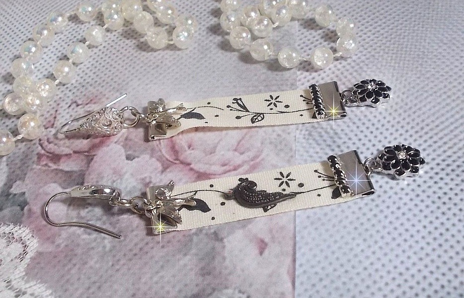 BO Oiseau Noir et Blanc avec un ruban imprim&eacute; d&rsquo;un oiseau Noir sur branches, orn&eacute; d&rsquo;une cha&icirc;ne strass Noir/Argent&eacute; avec des cabochons ronds Crystal AB et breloques &eacute;maill&eacute;es sur dormeuses en Laiton