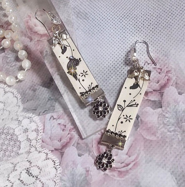 BO Oiseau Noir et Blanc avec un ruban imprim&eacute; d&rsquo;un oiseau Noir sur branches, orn&eacute; d&rsquo;une cha&icirc;ne strass Noir/Argent&eacute; avec des cabochons ronds Crystal AB et breloques &eacute;maill&eacute;es sur dormeuses en Laiton