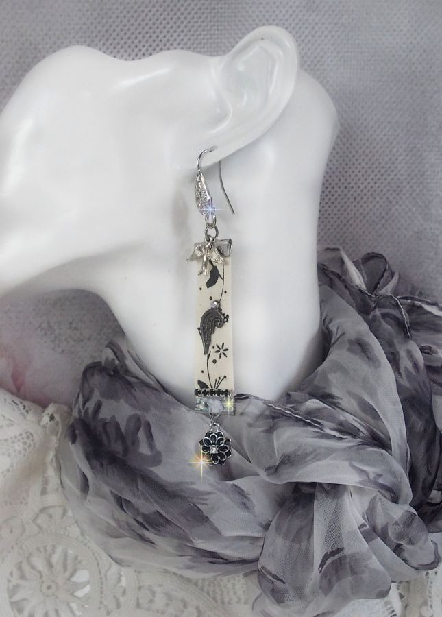BO Oiseau Noir et Blanc avec un ruban imprim&eacute; d&rsquo;un oiseau Noir sur branches, orn&eacute; d&rsquo;une cha&icirc;ne strass Noir/Argent&eacute; avec des cabochons ronds Crystal AB et breloques &eacute;maill&eacute;es sur dormeuses en Laiton