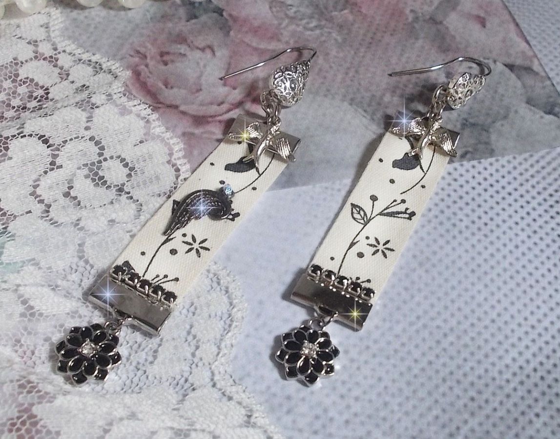 BO Oiseau Noir et Blanc avec un ruban imprim&eacute; d&rsquo;un oiseau Noir sur branches, orn&eacute; d&rsquo;une cha&icirc;ne strass Noir/Argent&eacute; avec des cabochons ronds Crystal AB et breloques &eacute;maill&eacute;es sur dormeuses en Laiton