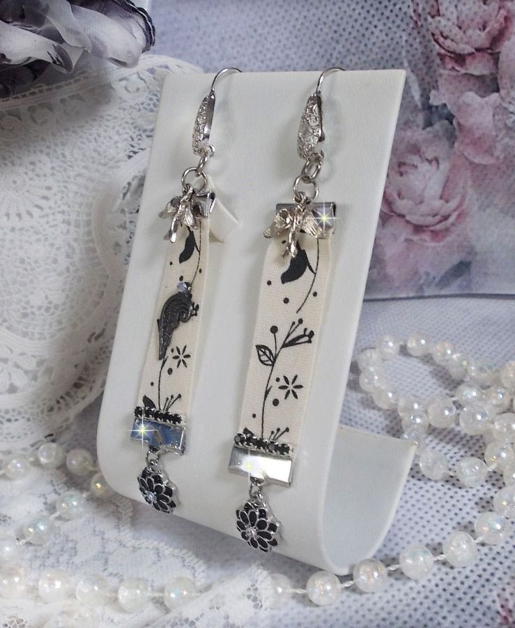 BO Oiseau Noir et Blanc avec un ruban imprim&eacute; d&rsquo;un oiseau Noir sur branches, orn&eacute; d&rsquo;une cha&icirc;ne strass Noir/Argent&eacute; avec des cabochons ronds Crystal AB et breloques &eacute;maill&eacute;es sur dormeuses en Laiton