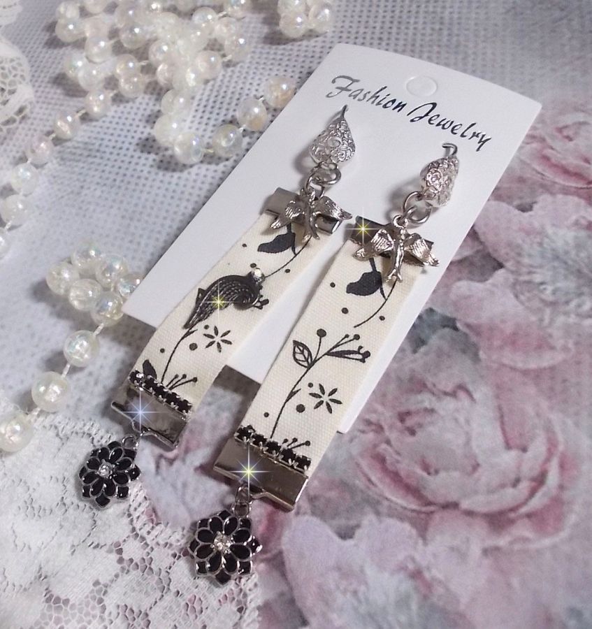 BO Oiseau Noir et Blanc avec un ruban imprim&eacute; d&rsquo;un oiseau Noir sur branches, orn&eacute; d&rsquo;une cha&icirc;ne strass Noir/Argent&eacute; avec des cabochons ronds Crystal AB et breloques &eacute;maill&eacute;es sur dormeuses en Laiton
