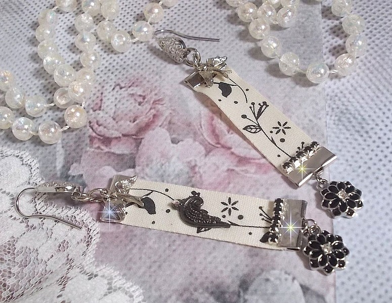 BO Oiseau Noir et Blanc avec un ruban imprim&eacute; d&rsquo;un oiseau Noir sur branches, orn&eacute; d&rsquo;une cha&icirc;ne strass Noir/Argent&eacute; avec des cabochons ronds Crystal AB et breloques &eacute;maill&eacute;es sur dormeuses en Laiton