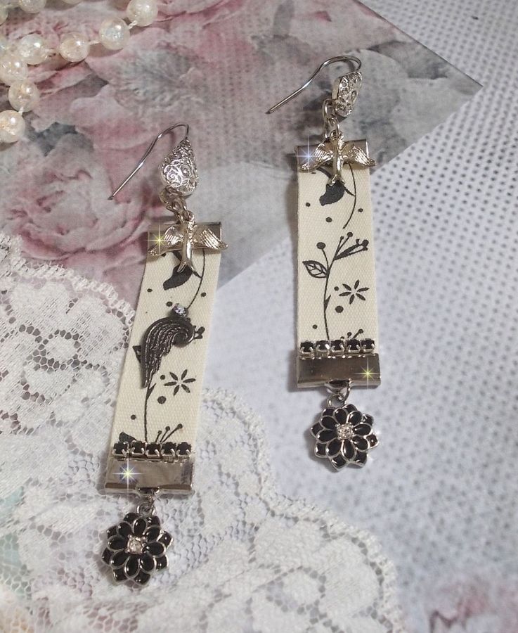 BO Oiseau Noir et Blanc avec un ruban imprim&eacute; d&rsquo;un oiseau Noir sur branches, orn&eacute; d&rsquo;une cha&icirc;ne strass Noir/Argent&eacute; avec des cabochons ronds Crystal AB et breloques &eacute;maill&eacute;es sur dormeuses en Laiton