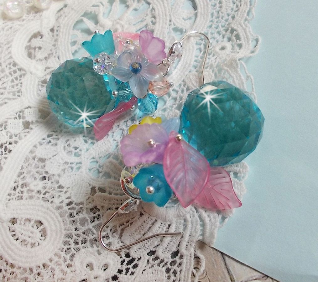 BO Ondine Bleu cr&eacute;&eacute;es avec des cristaux : grosses, petites perles rondes et toupies, fleurs, feuilles et crochets Argent&eacute;s en Laiton
