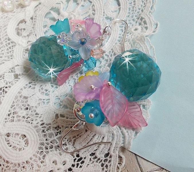 BO Ondine Bleu cr&eacute;&eacute;es avec des cristaux : grosses, petites perles rondes et toupies, fleurs, feuilles et crochets Argent&eacute;s en Laiton
