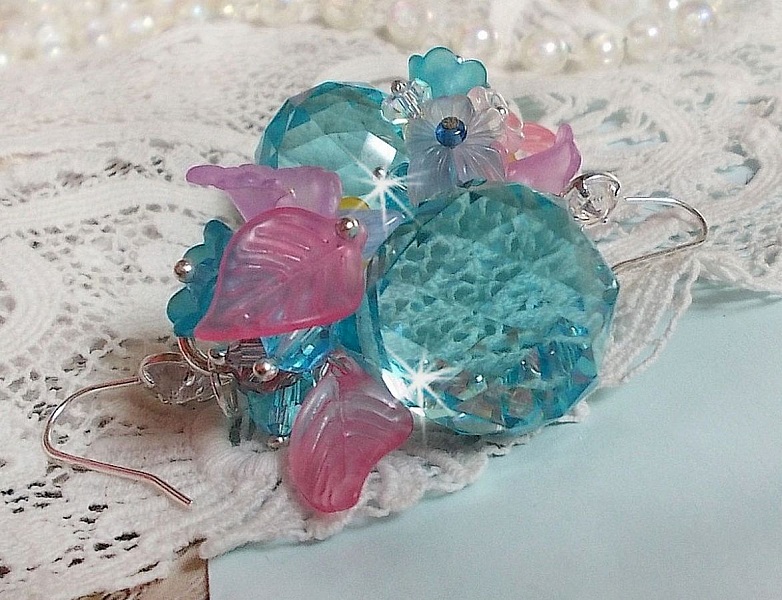 BO Ondine Bleu cr&eacute;&eacute;es avec des cristaux : grosses, petites perles rondes et toupies, fleurs, feuilles et crochets Argent&eacute;s en Laiton