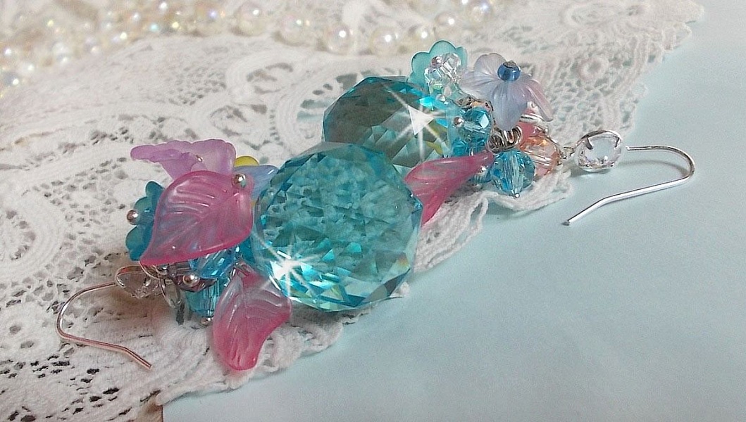 BO Ondine Bleu cr&eacute;&eacute;es avec des cristaux : grosses, petites perles rondes et toupies, fleurs, feuilles et crochets Argent&eacute;s en Laiton