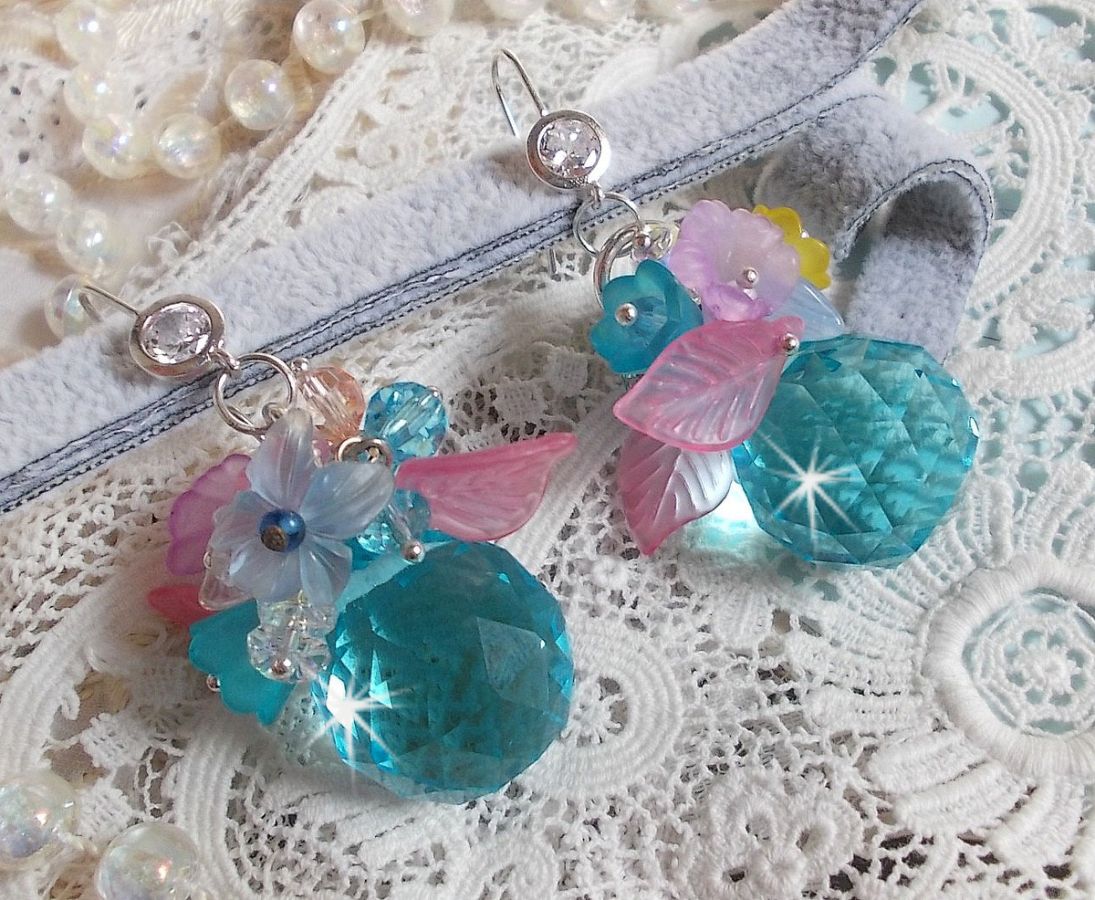 BO Ondine Bleu cr&eacute;&eacute;es avec des cristaux : grosses, petites perles rondes et toupies, fleurs, feuilles et crochets Argent&eacute;s en Laiton