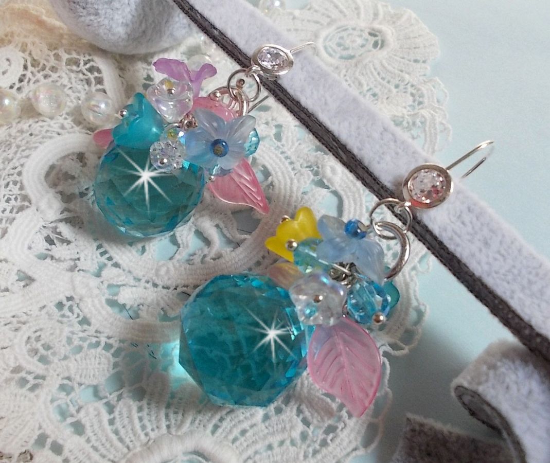 BO Ondine Bleu cr&eacute;&eacute;es avec des cristaux : grosses, petites perles rondes et toupies, fleurs, feuilles et crochets Argent&eacute;s en Laiton