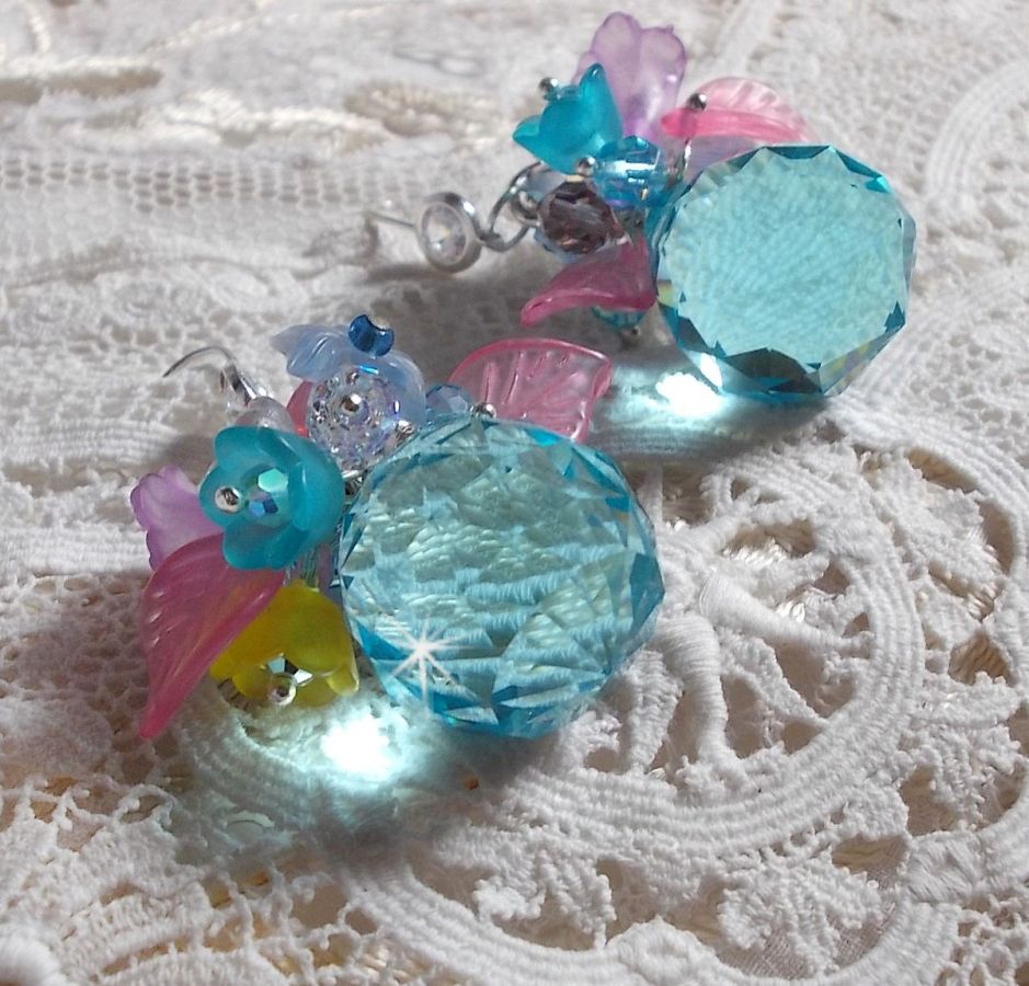 BO Ondine Bleu cr&eacute;&eacute;es avec des cristaux : grosses, petites perles rondes et toupies, fleurs, feuilles et crochets Argent&eacute;s en Laiton