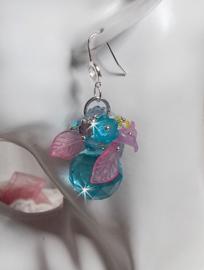 BO Ondine Bleu cr&eacute;&eacute;es avec des cristaux : grosses, petites perles rondes et toupies, fleurs, feuilles et crochets Argent&eacute;s en Laiton