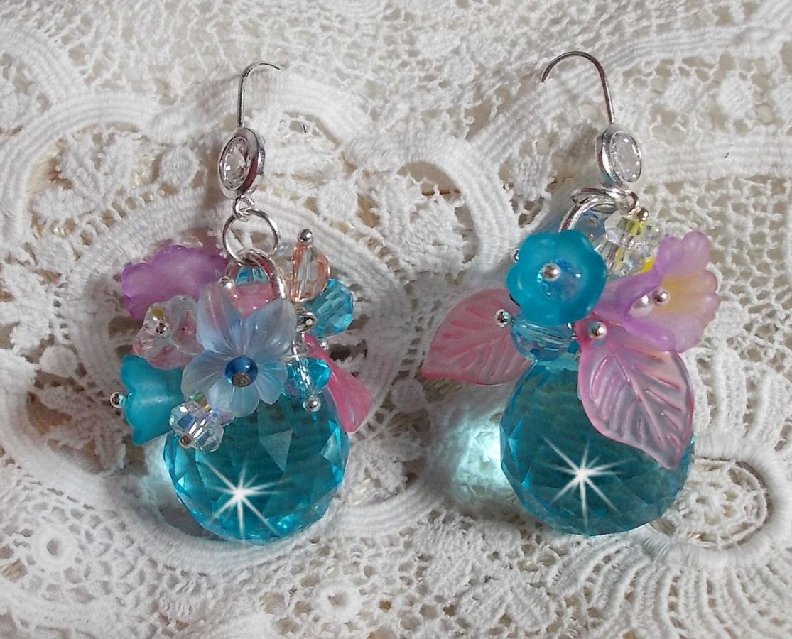 BO Ondine Bleu cr&eacute;&eacute;es avec des cristaux : grosses, petites perles rondes et toupies, fleurs, feuilles et crochets Argent&eacute;s en Laiton
