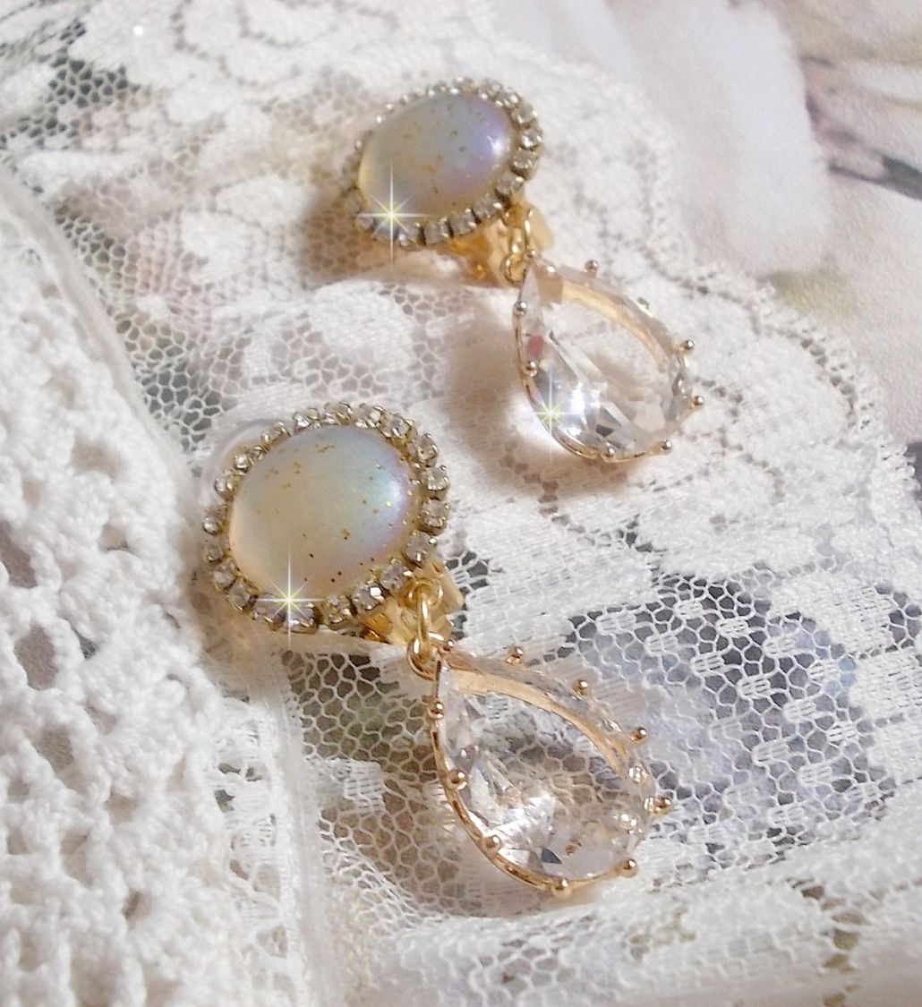 BO Orph&eacute;e avec des cabochons en verre Cristal AB paillet&eacute;s et strass&eacute;s avec les m&ecirc;mes couleurs sur des clips en Laiton o&ugrave; les pendants en forme de larme rel&egrave;vent le d&eacute;fi. Un peu de po&eacute;sie.
