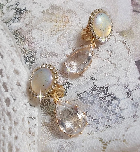 BO Orph&eacute;e avec des cabochons en verre Cristal AB paillet&eacute;s et strass&eacute;s avec les m&ecirc;mes couleurs sur des clips en Laiton o&ugrave; les pendants en forme de larme rel&egrave;vent le d&eacute;fi. Un peu de po&eacute;sie.