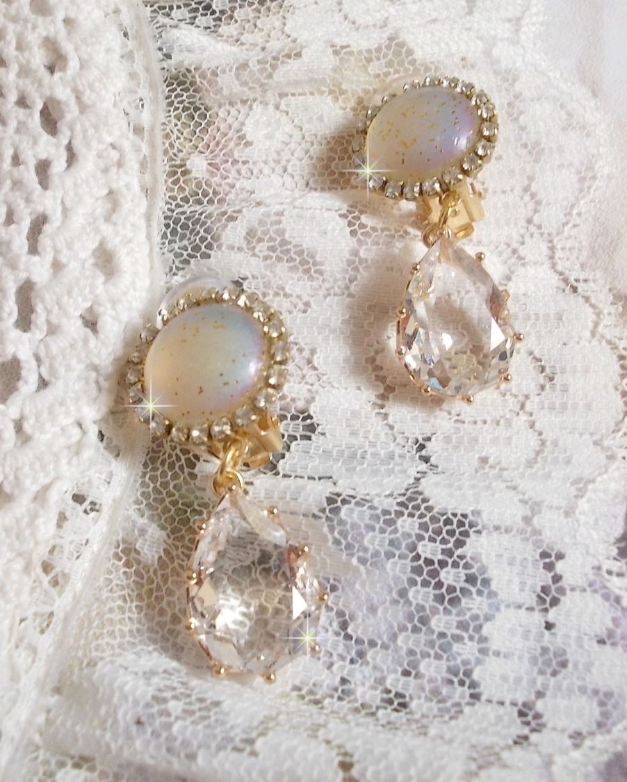 BO Orph&eacute;e avec des cabochons en verre Cristal AB paillet&eacute;s et strass&eacute;s avec les m&ecirc;mes couleurs sur des clips en Laiton o&ugrave; les pendants en forme de larme rel&egrave;vent le d&eacute;fi. Un peu de po&eacute;sie.