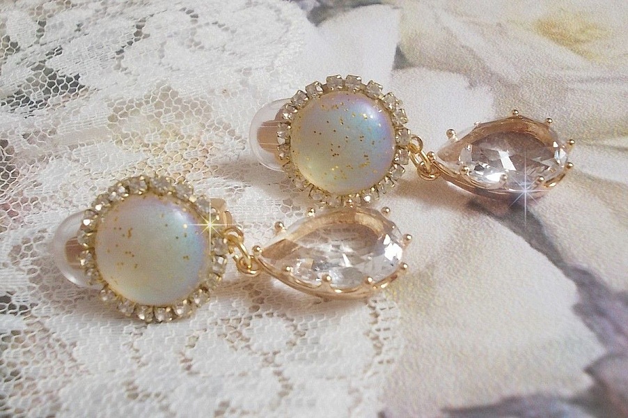 BO Orph&eacute;e avec des cabochons en verre Cristal AB paillet&eacute;s et strass&eacute;s avec les m&ecirc;mes couleurs sur des clips en Laiton o&ugrave; les pendants en forme de larme rel&egrave;vent le d&eacute;fi. Un peu de po&eacute;sie.