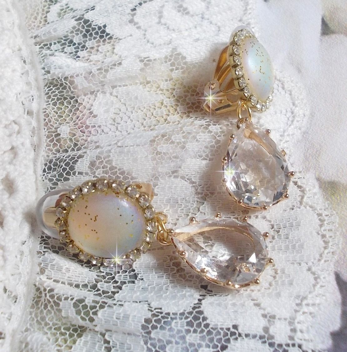 BO Orph&eacute;e avec des cabochons en verre Cristal AB paillet&eacute;s et strass&eacute;s avec les m&ecirc;mes couleurs sur des clips en Laiton o&ugrave; les pendants en forme de larme rel&egrave;vent le d&eacute;fi. Un peu de po&eacute;sie.