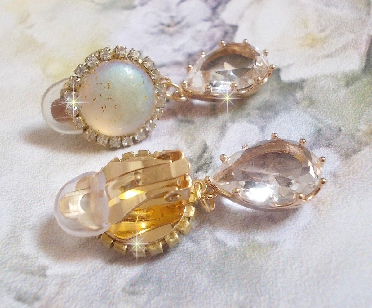 BO Orph&eacute;e avec des cabochons en verre Cristal AB paillet&eacute;s et strass&eacute;s avec les m&ecirc;mes couleurs sur des clips en Laiton o&ugrave; les pendants en forme de larme rel&egrave;vent le d&eacute;fi. Un peu de po&eacute;sie.