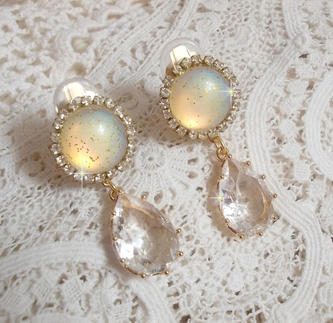 BO Orph&eacute;e avec des cabochons en verre Cristal AB paillet&eacute;s et strass&eacute;s avec les m&ecirc;mes couleurs sur des clips en Laiton o&ugrave; les pendants en forme de larme rel&egrave;vent le d&eacute;fi. Un peu de po&eacute;sie.