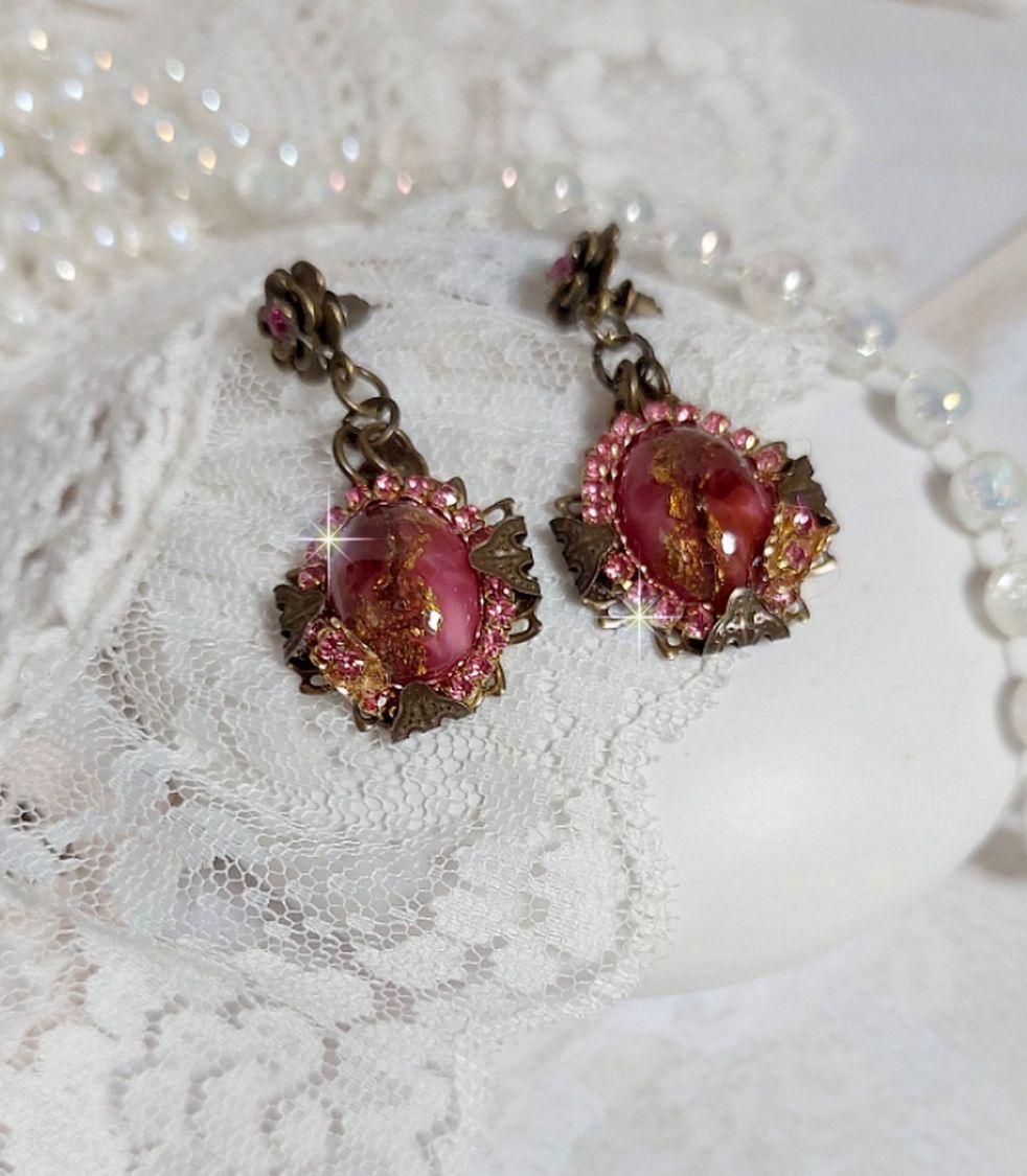 BO Pampelone Fuchsia avec cabochons ovales aux feuilles d&rsquo;or, strass, cristaux, Roses, breloques papillons, estampes et clous d&rsquo;oreilles en m&eacute;tal bronze