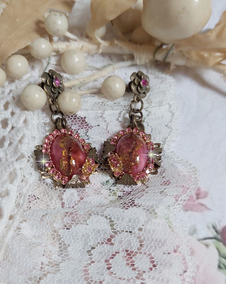BO Pampelone Fuchsia avec cabochons ovales aux feuilles d&rsquo;or, strass, cristaux, Roses, breloques papillons, estampes et clous d&rsquo;oreilles en m&eacute;tal bronze