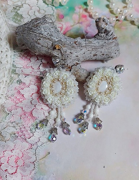 BO Nuages Blancs brod&eacute;es avec Nacre, Jade, rocailles, cuir et perles cristal Swarovski
