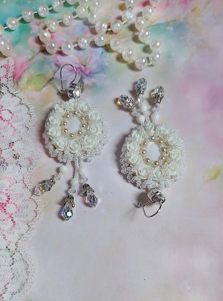 BO Nuages Blancs brod&eacute;es avec Nacre, Jade, rocailles, cuir et perles cristal Swarovski
