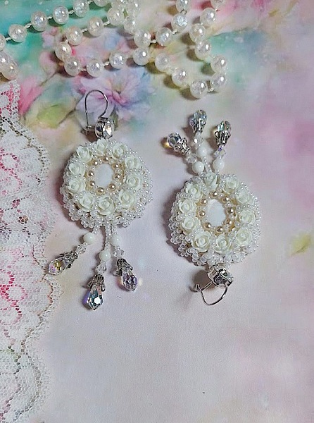 BO Nuages Blancs brod&eacute;es avec Nacre, Jade, rocailles, cuir et perles cristal Swarovski