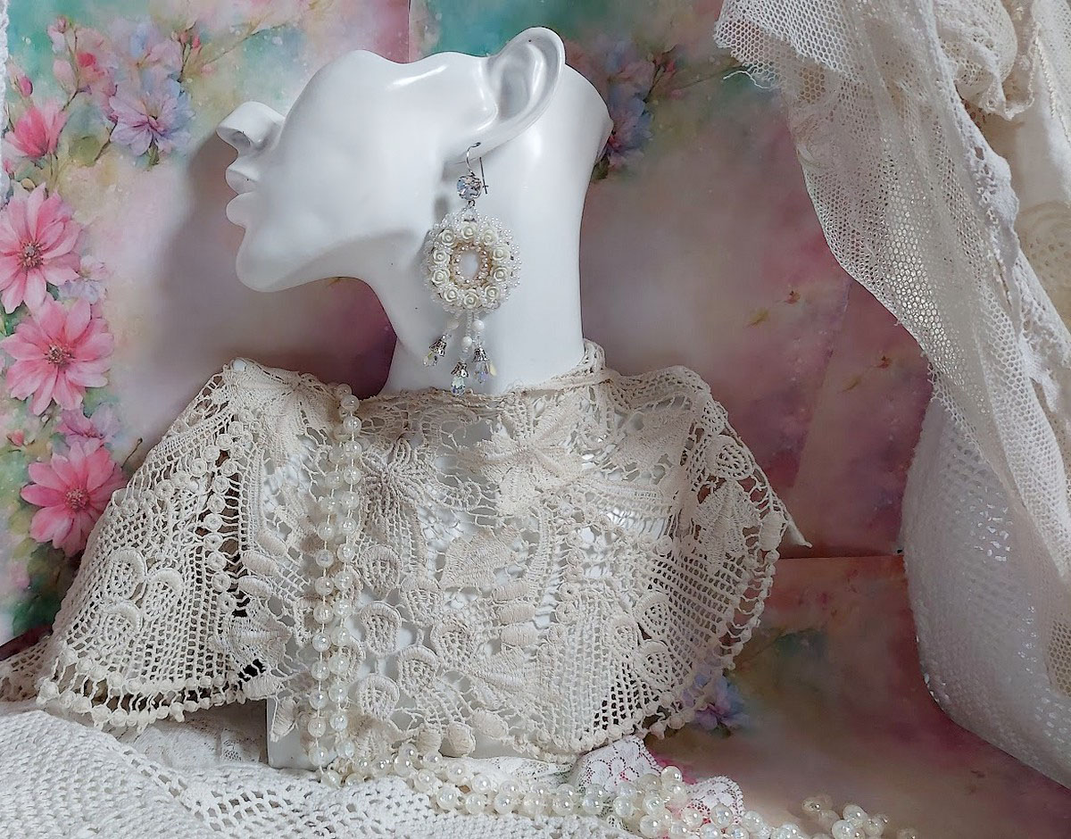 BO Nuages Blancs brod&eacute;es avec Nacre, Jade, rocailles, cuir et perles cristal Swarovski