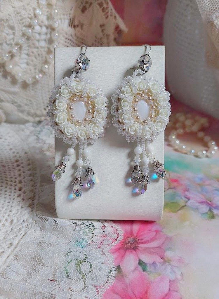 BO Nuages Blancs brod&eacute;es avec Nacre, Jade, rocailles, cuir et perles cristal Swarovski