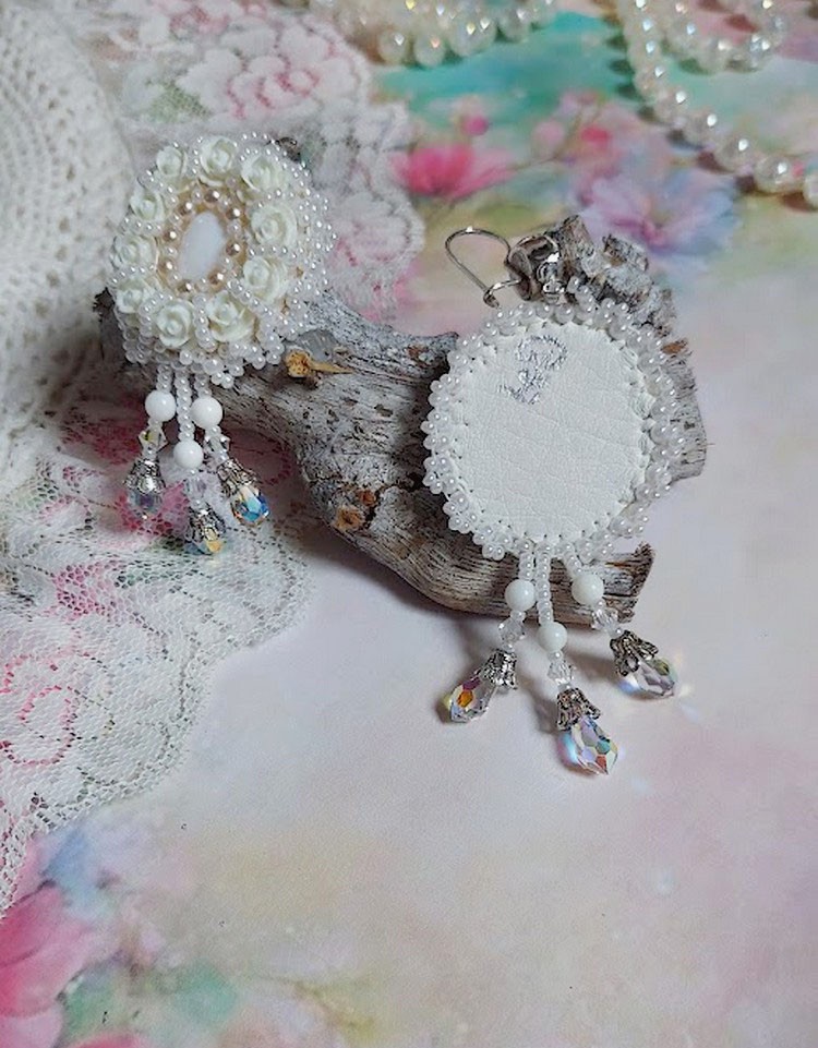 BO Nuages Blancs brod&eacute;es avec Nacre, Jade, rocailles, cuir et perles cristal Swarovski