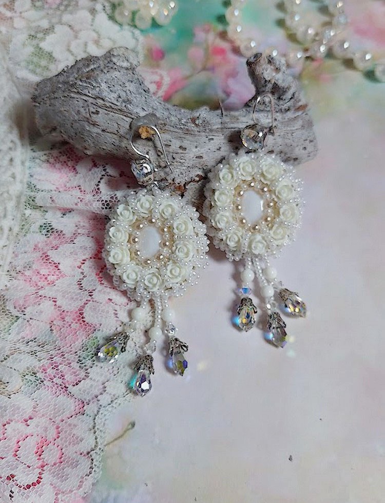 BO Nuages Blancs brod&eacute;es avec Nacre, Jade, rocailles, cuir et perles cristal Swarovski