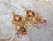 BO Paris repr&eacute;sentant une jeune femme &agrave; Paris, orn&eacute; d&rsquo;une cha&icirc;ne strass Cristal/Dor&eacute; avec des breloques, des pendants ovales Blush Rose, mont&eacute;s sur des crochets en plaqu&eacute; Or. Paris en mode vintage.