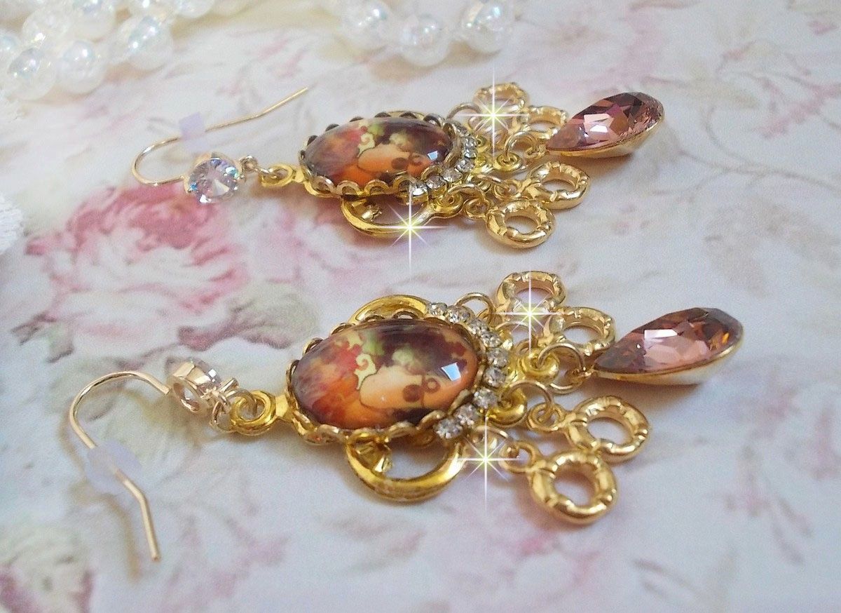 BO Paris repr&eacute;sentant une jeune femme &agrave; Paris, orn&eacute; d&rsquo;une cha&icirc;ne strass Cristal/Dor&eacute; avec des breloques, des pendants ovales Blush Rose, mont&eacute;s sur des crochets en plaqu&eacute; Or. Paris en mode vintage.
