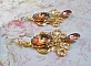 BO Paris repr&eacute;sentant une jeune femme &agrave; Paris, orn&eacute; d&rsquo;une cha&icirc;ne strass Cristal/Dor&eacute; avec des breloques, des pendants ovales Blush Rose, mont&eacute;s sur des crochets en plaqu&eacute; Or. Paris en mode vintage.