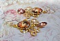 BO Paris repr&eacute;sentant une jeune femme &agrave; Paris, orn&eacute; d&rsquo;une cha&icirc;ne strass Cristal/Dor&eacute; avec des breloques, des pendants ovales Blush Rose, mont&eacute;s sur des crochets en plaqu&eacute; Or. Paris en mode vintage.