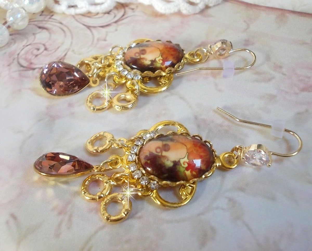 BO Paris repr&eacute;sentant une jeune femme &agrave; Paris, orn&eacute; d&rsquo;une cha&icirc;ne strass Cristal/Dor&eacute; avec des breloques, des pendants ovales Blush Rose, mont&eacute;s sur des crochets en plaqu&eacute; Or. Paris en mode vintage.