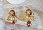 BO Paris repr&eacute;sentant une jeune femme &agrave; Paris, orn&eacute; d&rsquo;une cha&icirc;ne strass Cristal/Dor&eacute; avec des breloques, des pendants ovales Blush Rose, mont&eacute;s sur des crochets en plaqu&eacute; Or. Paris en mode vintage.