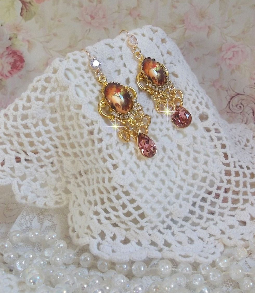 BO Paris repr&eacute;sentant une jeune femme &agrave; Paris, orn&eacute; d&rsquo;une cha&icirc;ne strass Cristal/Dor&eacute; avec des breloques, des pendants ovales Blush Rose, mont&eacute;s sur des crochets en plaqu&eacute; Or. Paris en mode vintage.