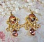 BO Paris repr&eacute;sentant une jeune femme &agrave; Paris, orn&eacute; d&rsquo;une cha&icirc;ne strass Cristal/Dor&eacute; avec des breloques, des pendants ovales Blush Rose, mont&eacute;s sur des crochets en plaqu&eacute; Or. Paris en mode vintage.