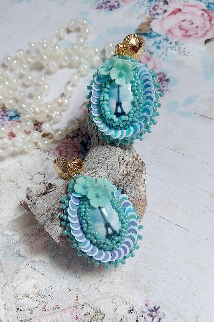 BO Parisienne brod&eacute;es avec cabochons r&eacute;sines, rocailles verres, sequins et clips en laiton