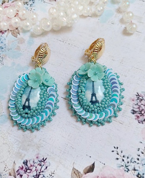 BO Parisienne brod&eacute;es avec cabochons r&eacute;sines, rocailles verres, sequins et clips en laiton