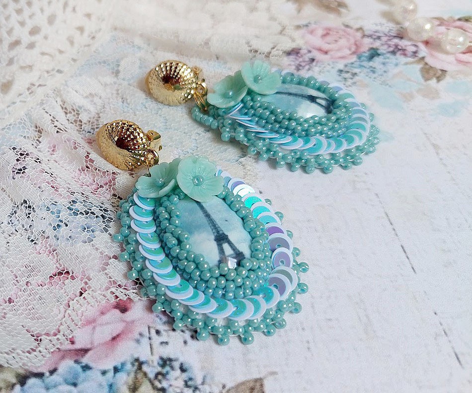 BO Parisienne brod&eacute;es avec cabochons r&eacute;sines, rocailles verres, sequins et clips en laiton