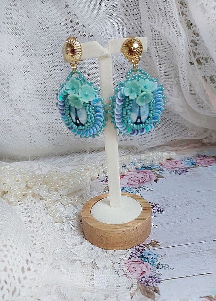 BO Parisienne brod&eacute;es avec cabochons r&eacute;sines, rocailles verres, sequins et clips en laiton