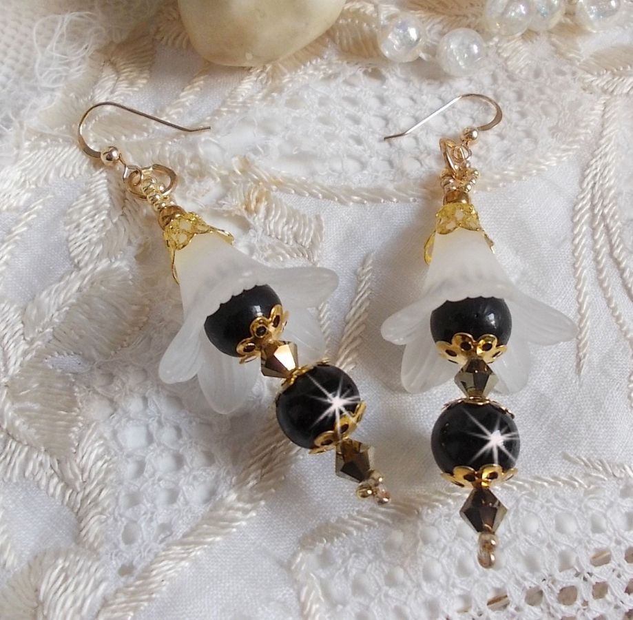BO Passion mont&eacute;es avec fleurs Lucites effet givr&eacute;, perles rondes c&eacute;ramiques, coupelles, rocailles, perles boules dor&eacute;es et cristaux