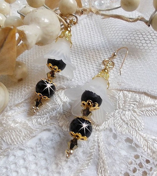 BO Passion mont&eacute;es avec fleurs Lucites effet givr&eacute;, perles rondes c&eacute;ramiques, coupelles, rocailles, perles boules dor&eacute;es et cristaux