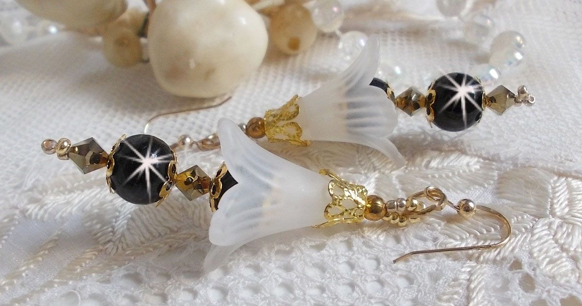 BO Passion mont&eacute;es avec fleurs Lucites effet givr&eacute;, perles rondes c&eacute;ramiques, coupelles, rocailles, perles boules dor&eacute;es et cristaux