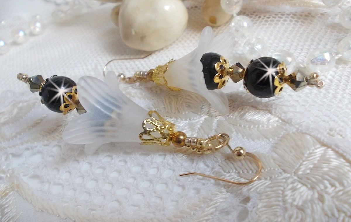 BO Passion mont&eacute;es avec fleurs Lucites effet givr&eacute;, perles rondes c&eacute;ramiques, coupelles, rocailles, perles boules dor&eacute;es et cristaux