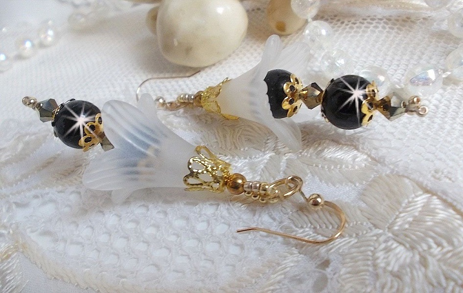 BO Passion mont&eacute;es avec fleurs Lucites effet givr&eacute;, perles rondes c&eacute;ramiques, coupelles, rocailles, perles boules dor&eacute;es et cristaux